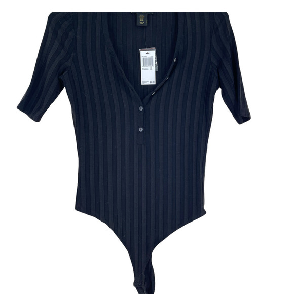 NWT HOUSE OF HARLOW BLACK RIB KNIT SHORT SLEEVE BUTTON BODYSUIT - Picture 2 of 5